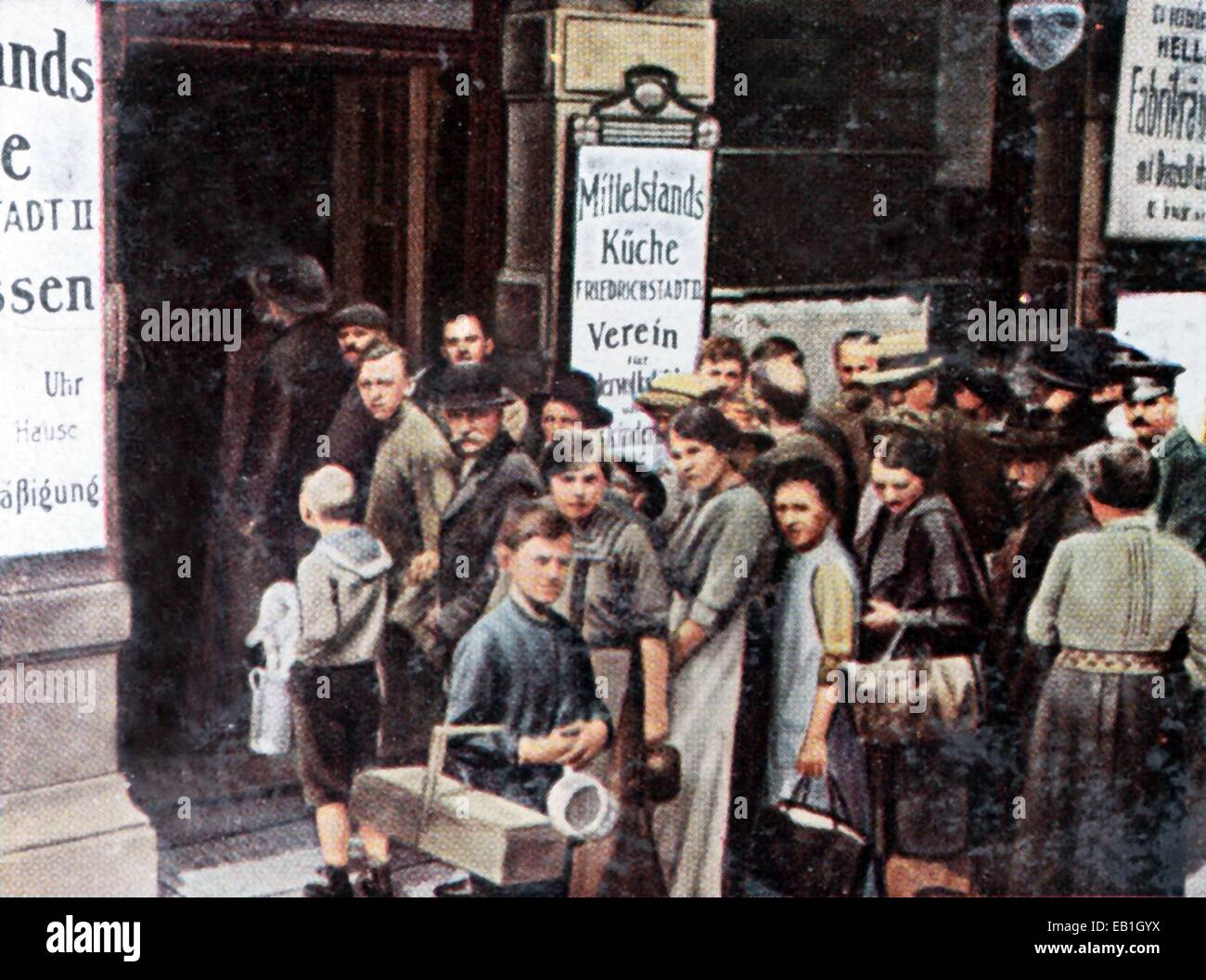 The contemporary colorized German propaganda photo shows men, women and children queueing in front of a food bank for the needy in Berlin-Friedrichstadt around 1915. Photo: Neumann Archive - NO WIRE SERVICE - Stock Photo