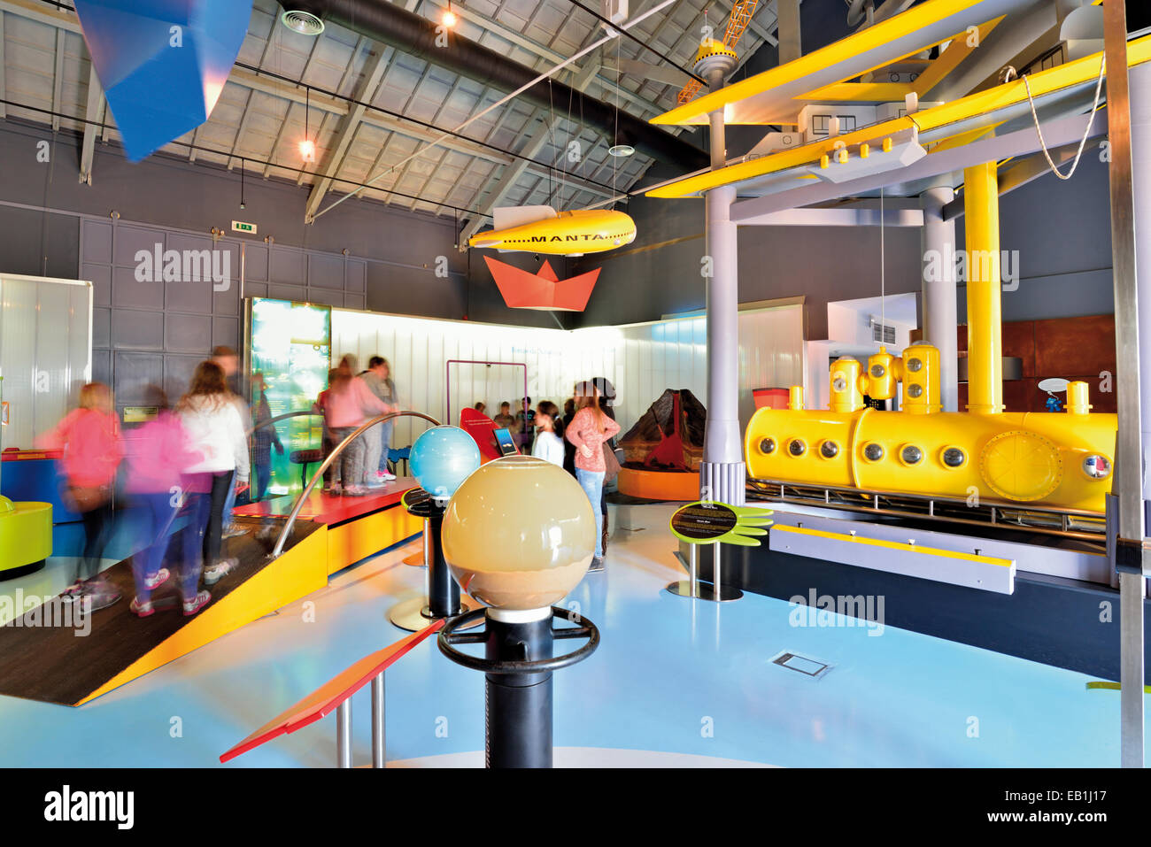 Portugal, Algarve: Children group experimenting nature science in the Interactive Science Museum in Faro Stock Photo