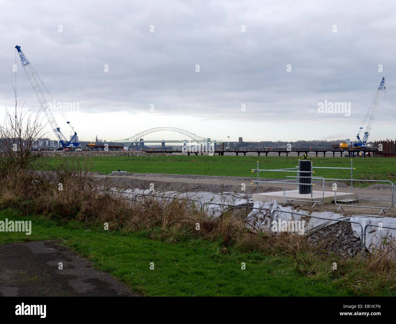 Runcorn, UK. 24th Nov, 2014. Construction of the Mersey Gateway bridge with the old Silver Jubilee bridge in the background.  The Mersey Gateway is a new road bridge across the River Mersey and the Manchester Ship Canal in north-west England, which began construction in May 2014. Credit:  Dave Baxter/Alamy Live News Stock Photo