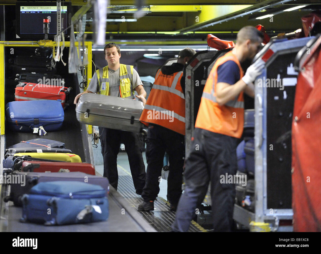 Baggage Handlers Stock Photos & Baggage Handlers Stock Images Alamy