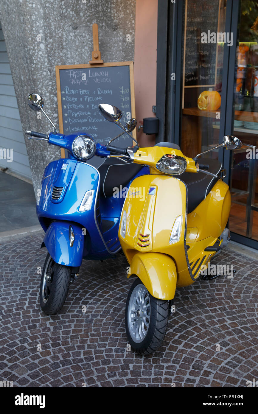 Arrowhead Kontur Patent New vespa scooters on display outside a cafe in Treviso, Italy, Veneto  Stock Photo - Alamy