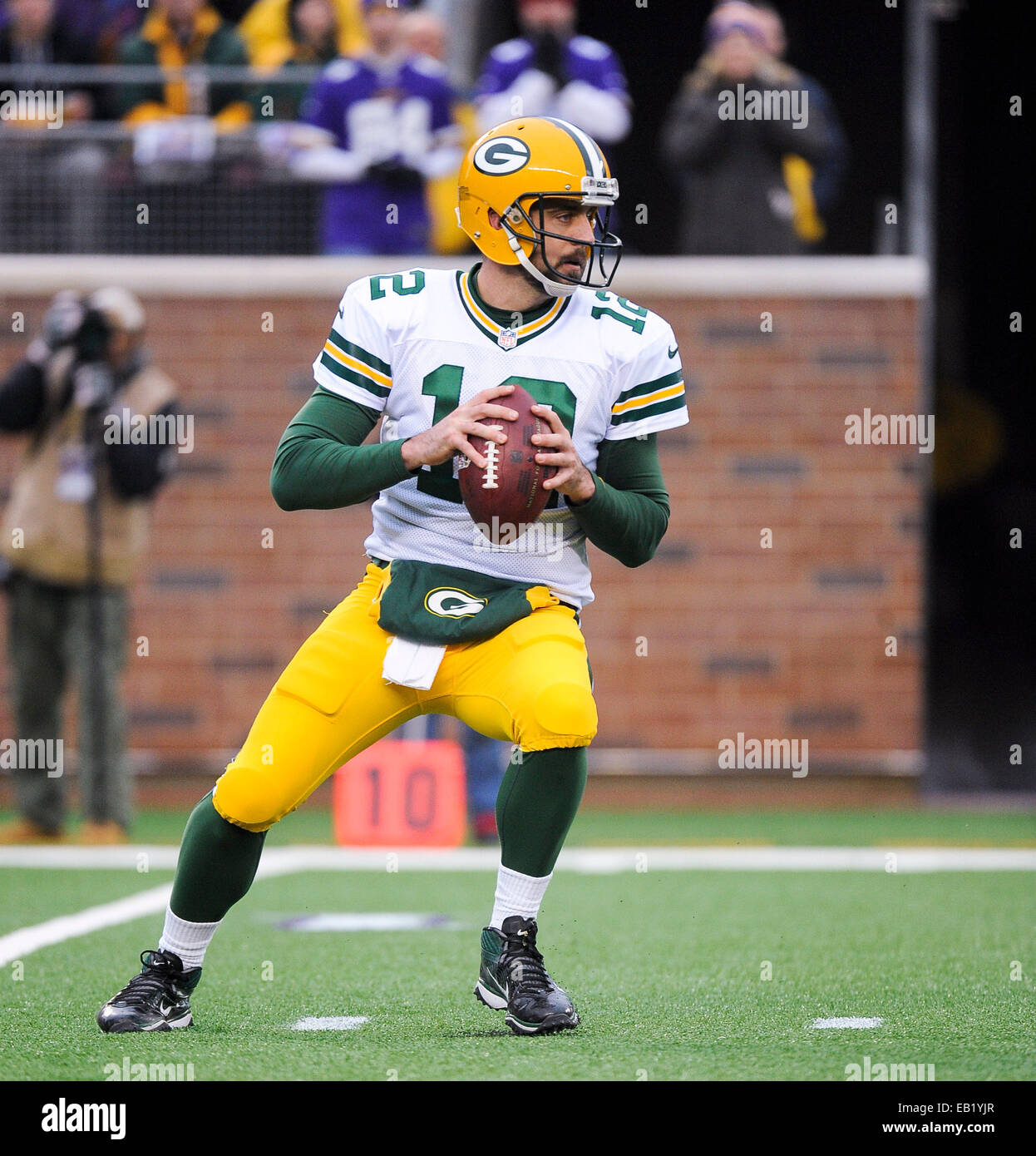 Minneapolis, MN, USA. 23rd Nov, 2014. Green Bay Packers quarterback Aaron  Rodgers (12) on the sidelines against Minnesota Vikings during second half  at TCF Bank Stadium in Minneapolis, MN.Craig Lassig/CSM/Alamy Live News