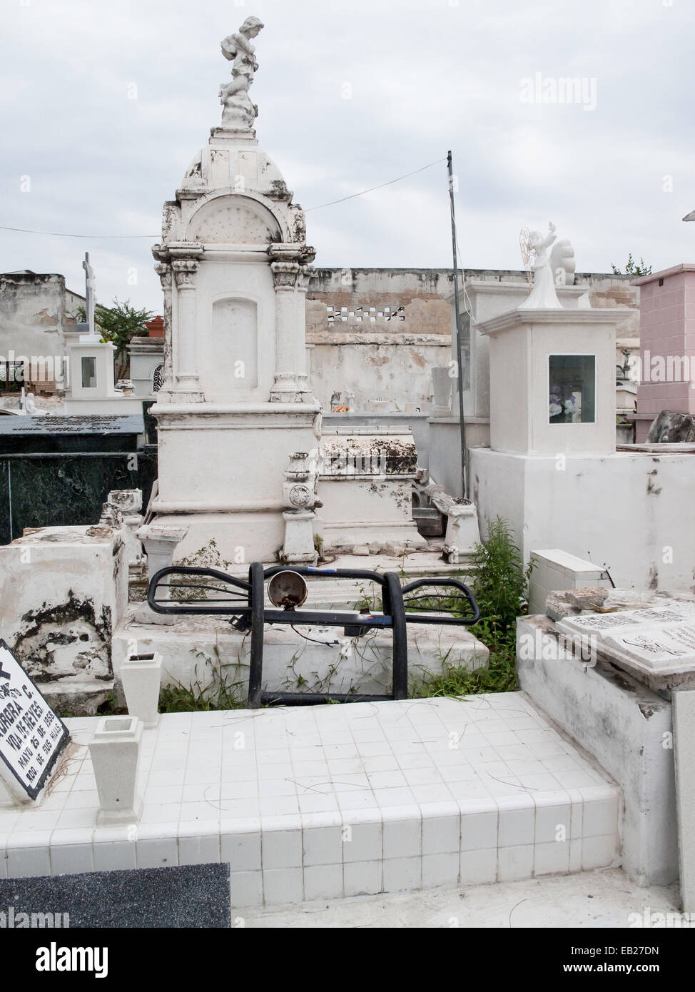 Graveyard with the front grill of an old car placed on a grave, in the Panteon de San Roman cemetery, Campeche, Mexico. Stock Photo