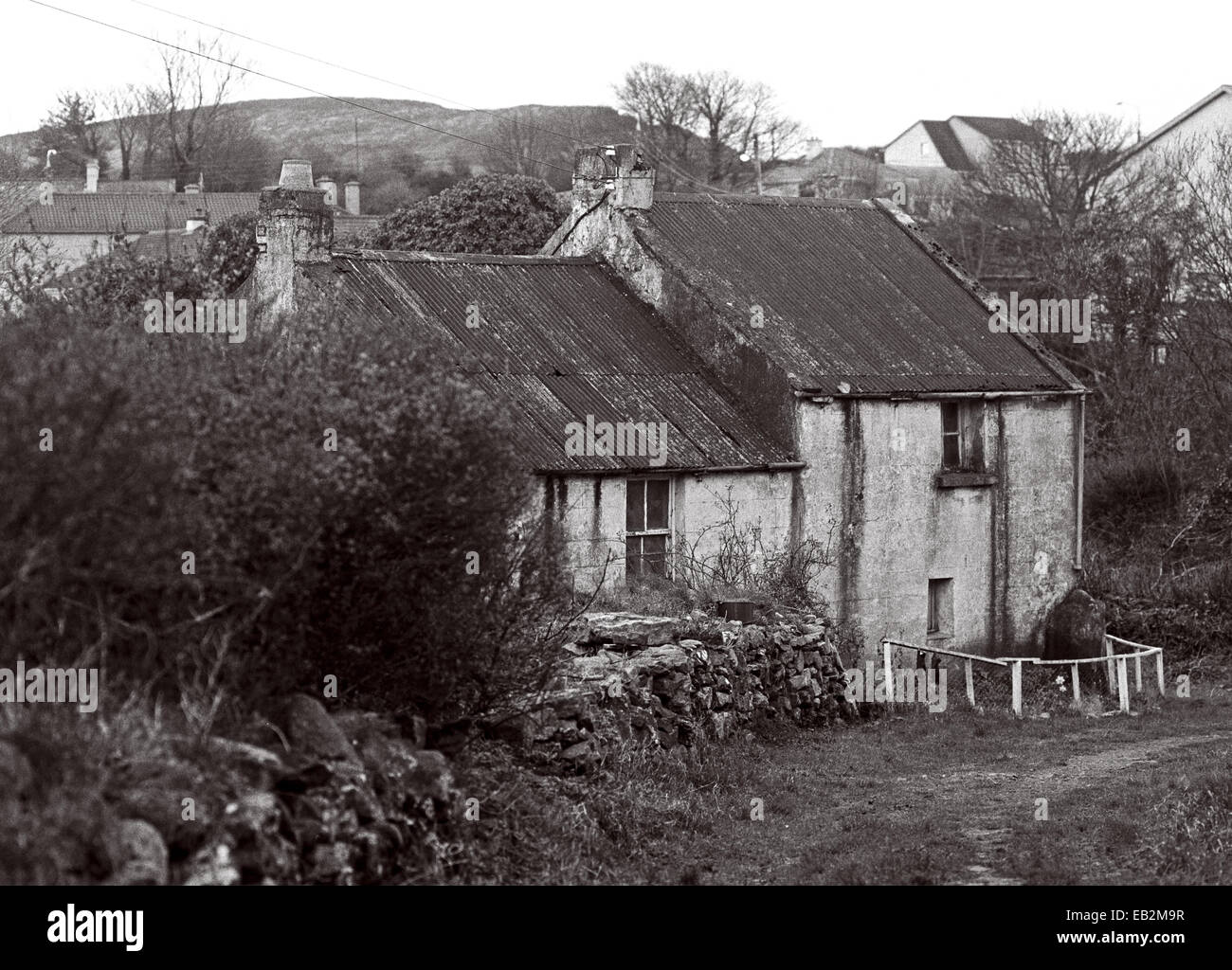WORKERS COTTAGE ON THE OWENMORE RIVER, POLLEXFEN MILL, OWNED BY WILLIAM BUTLER YEATS GRANDFATHER,  BALLYSADARE, COUNTY SLIGO, IRELAND Stock Photo