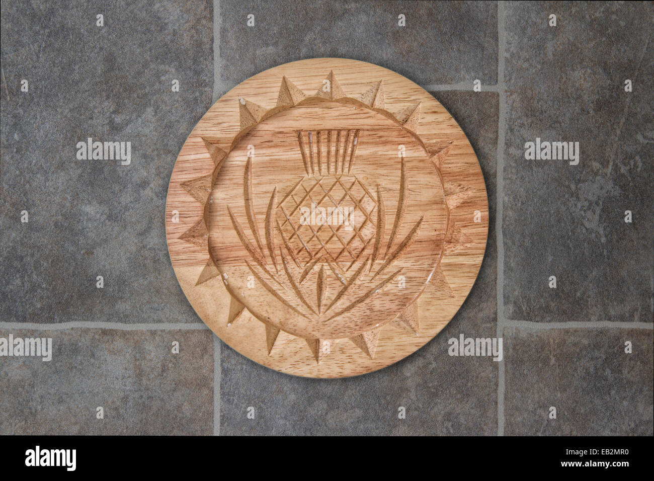 https://c8.alamy.com/comp/EB2MR0/wooden-shortbread-mould-with-a-scottish-thistle-pattern-EB2MR0.jpg