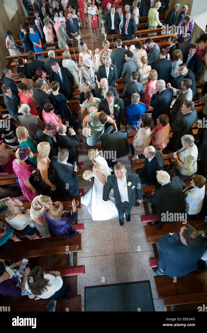 Bride and groom guests church hi-res stock photography and images - Alamy
