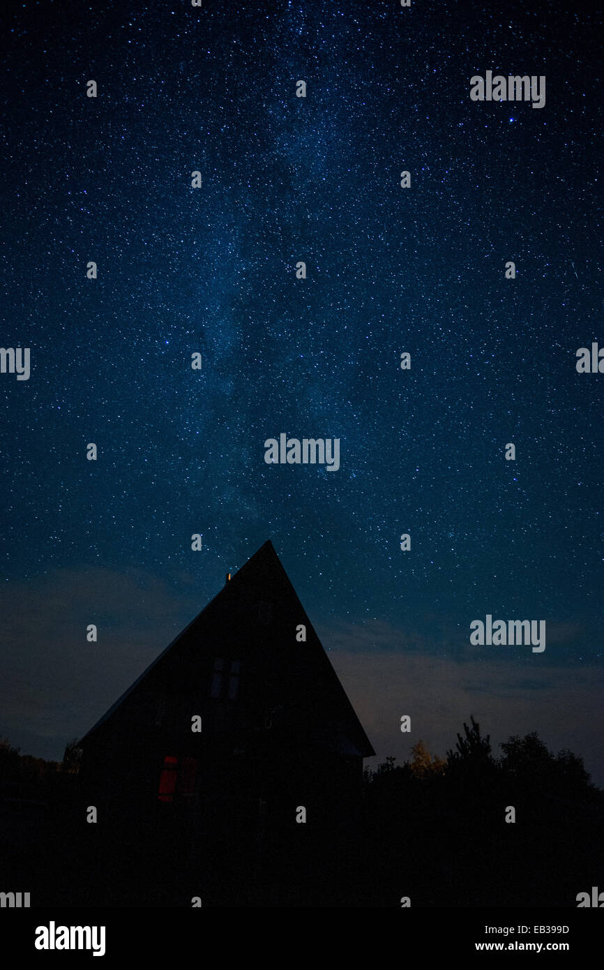 Starry night sky house hi-res stock photography and images - Alamy