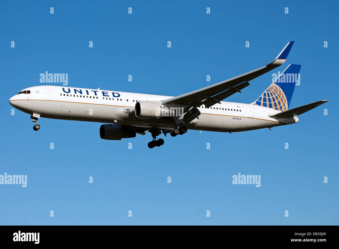 United Airlines Boeing 767-300 approaches runway 27L at London Heathrow  airport Stock Photo - Alamy