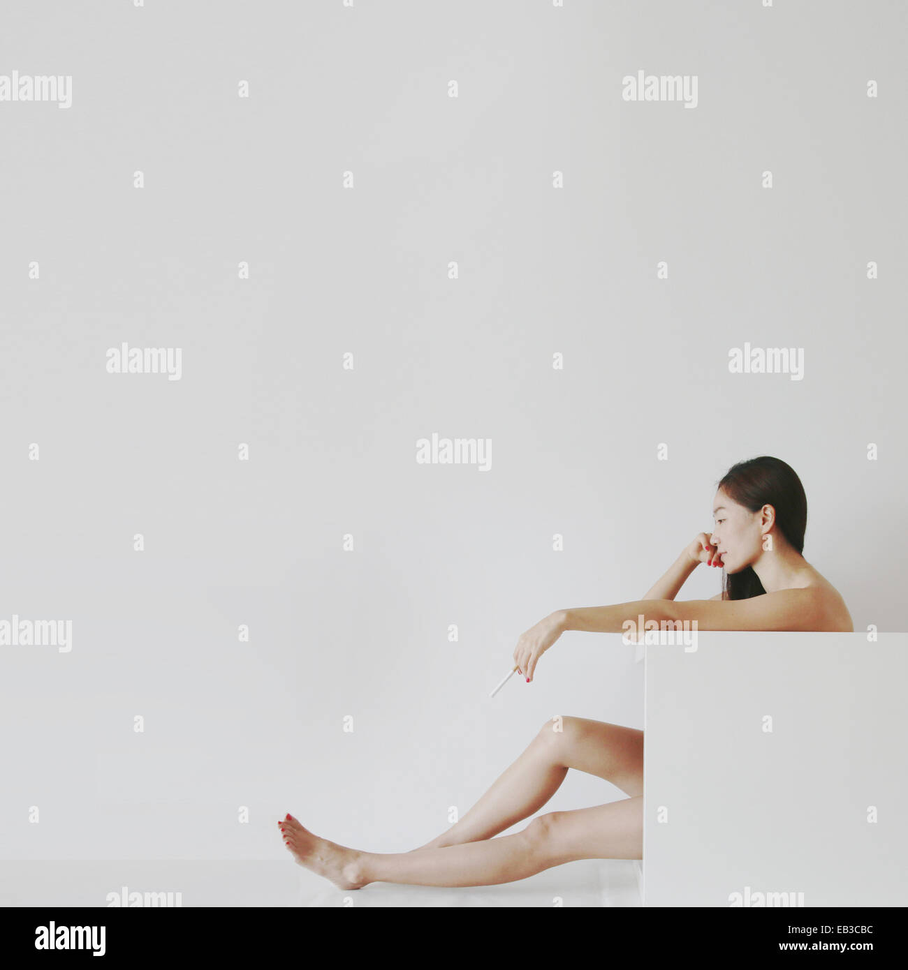 Naked woman sitting. Back view. Isolated on white. ilustração do Stock