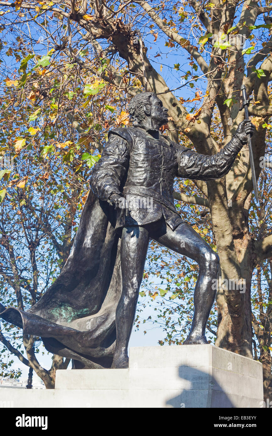 London, South Bank   The statue of Laurence Olivier as Hamlet at The National Theatre Stock Photo