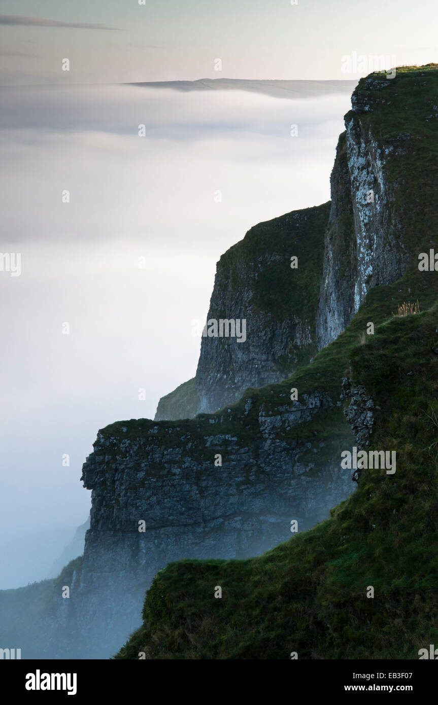 Mist in the Hope valley, Castleton. Limestone crags at Winnats Pass. Stock Photo