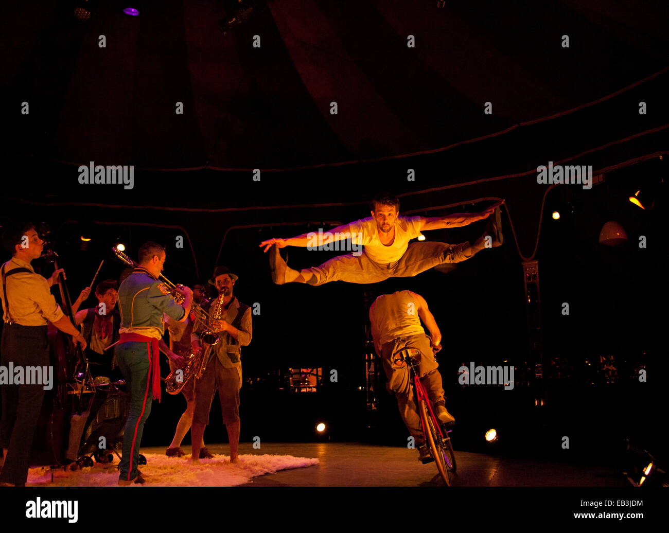 Edinburgh, St Andrew Square, Scotland. 25th Nov. 2014 Scotch and Soda – photo-call. The headline circus act at this years Edinburgh's Christmas. The company will present three set pieces from the show that has its European premier on Wed 26th November. Stock Photo