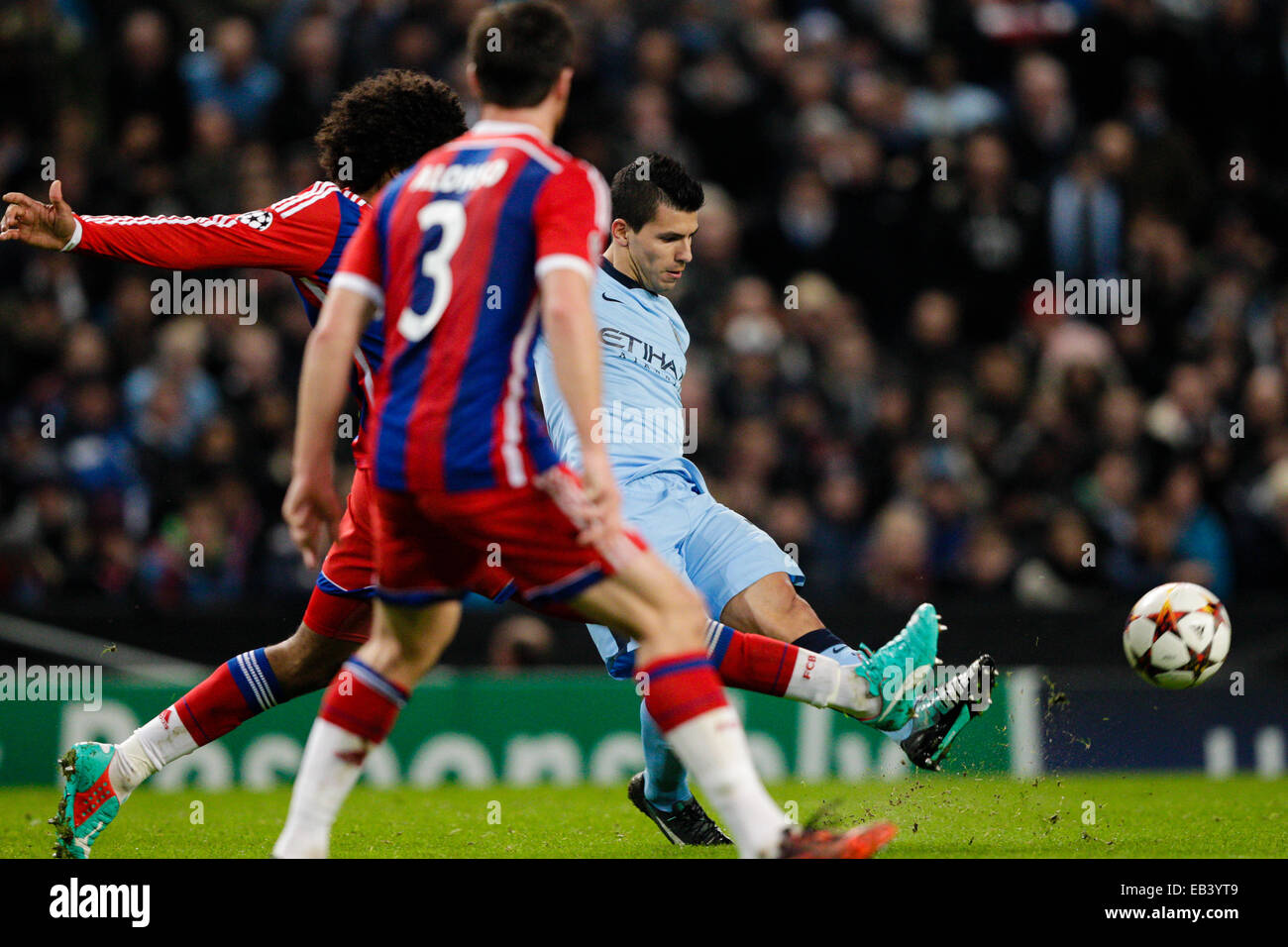 Manchester, UK. 25th Nov, 2014. Champions League Group Stage. Manchester City versus Bayern Munich. Manchester City's Sergio Aguero gets a cross in Credit:  Action Plus Sports/Alamy Live News Stock Photo