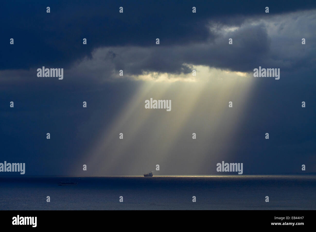 Summer Rays Ship Ship and rays of sunlight off Honolulu, Oahu, Hawaii, USA Stock Photo ...