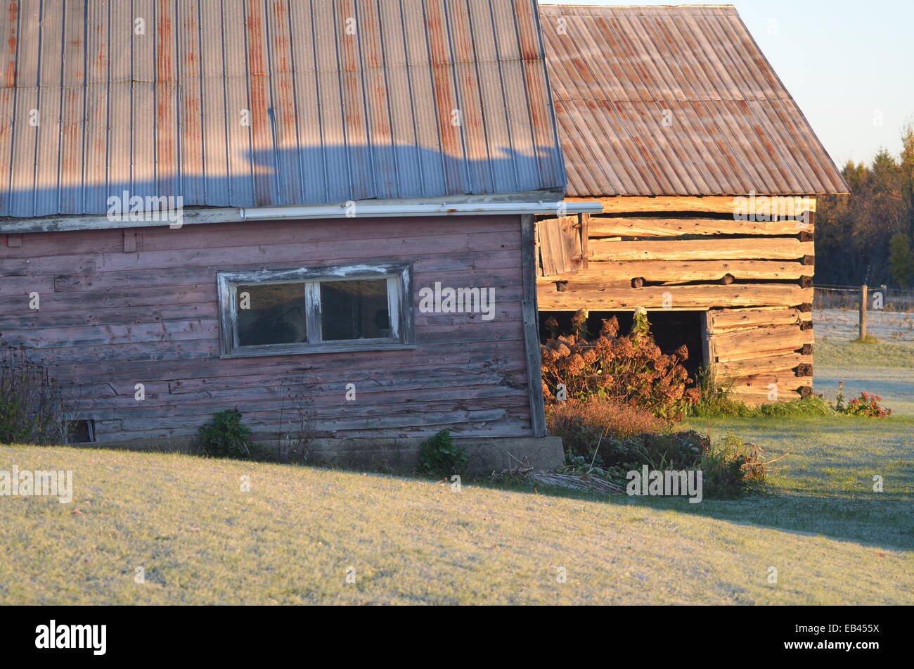 Tin sheds hi-res stock photography and images - Alamy