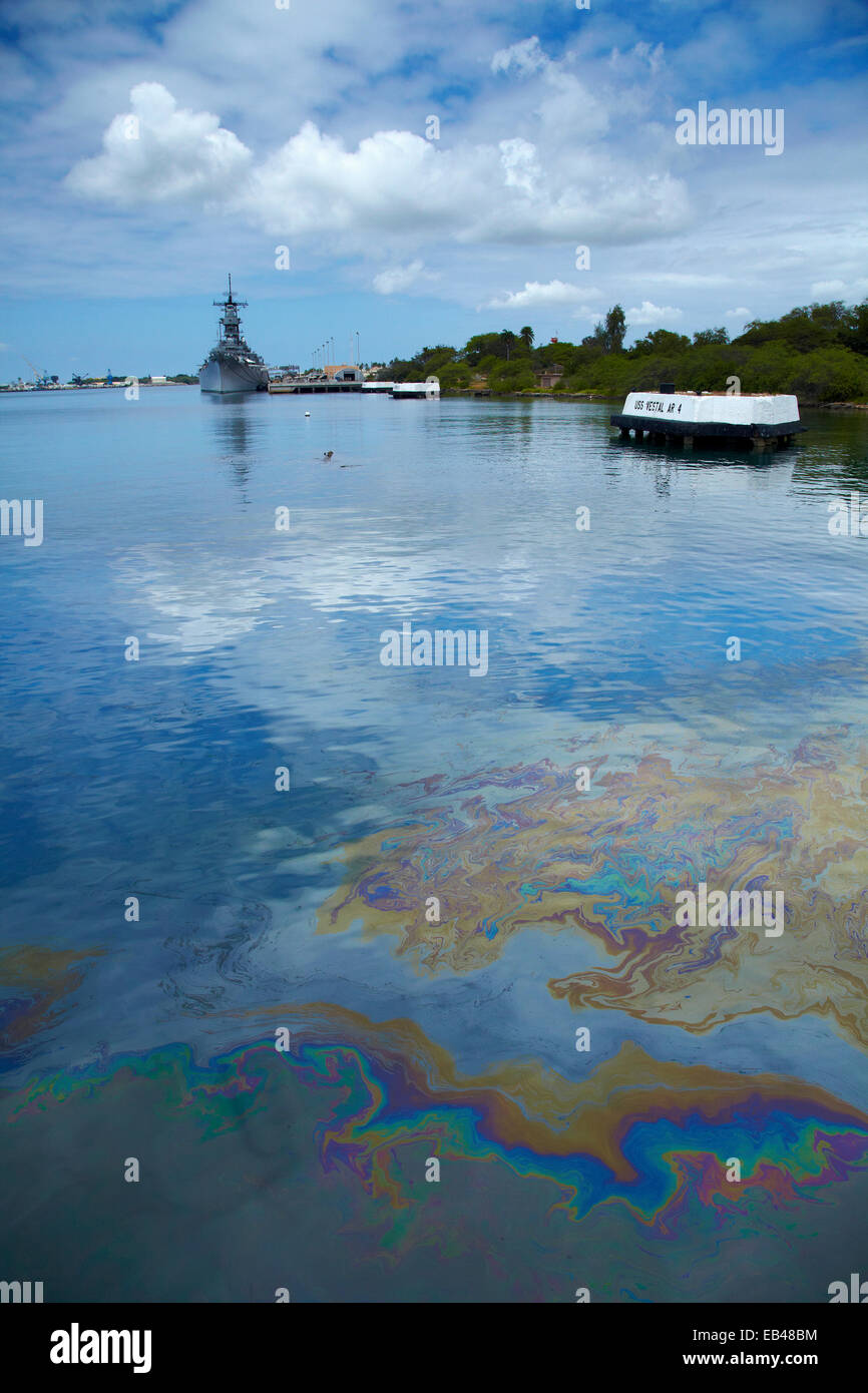 Oil slick from USS Arizona, and USS Missouri (site of Japanese surrender in WWII), Pearl Harbour, Honululu, Oahu, Hawaii, USA Stock Photo