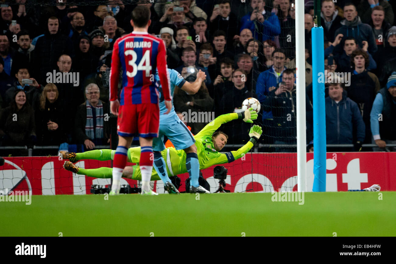 Manchester, UK. 25th Nov, 2014. Sergio Aguero (C, covered) of Manchester scores the 1-0 due to a penalty shot against Torwart Manuel Neuer of Bayern Munich during the UEFA Champions League Group E soccer match between Manchester City FC and Bayern Munich at Etihad Stadium in Manchester, Great Britain, 25 November 2014. Credit:  dpa picture alliance/Alamy Live News Stock Photo