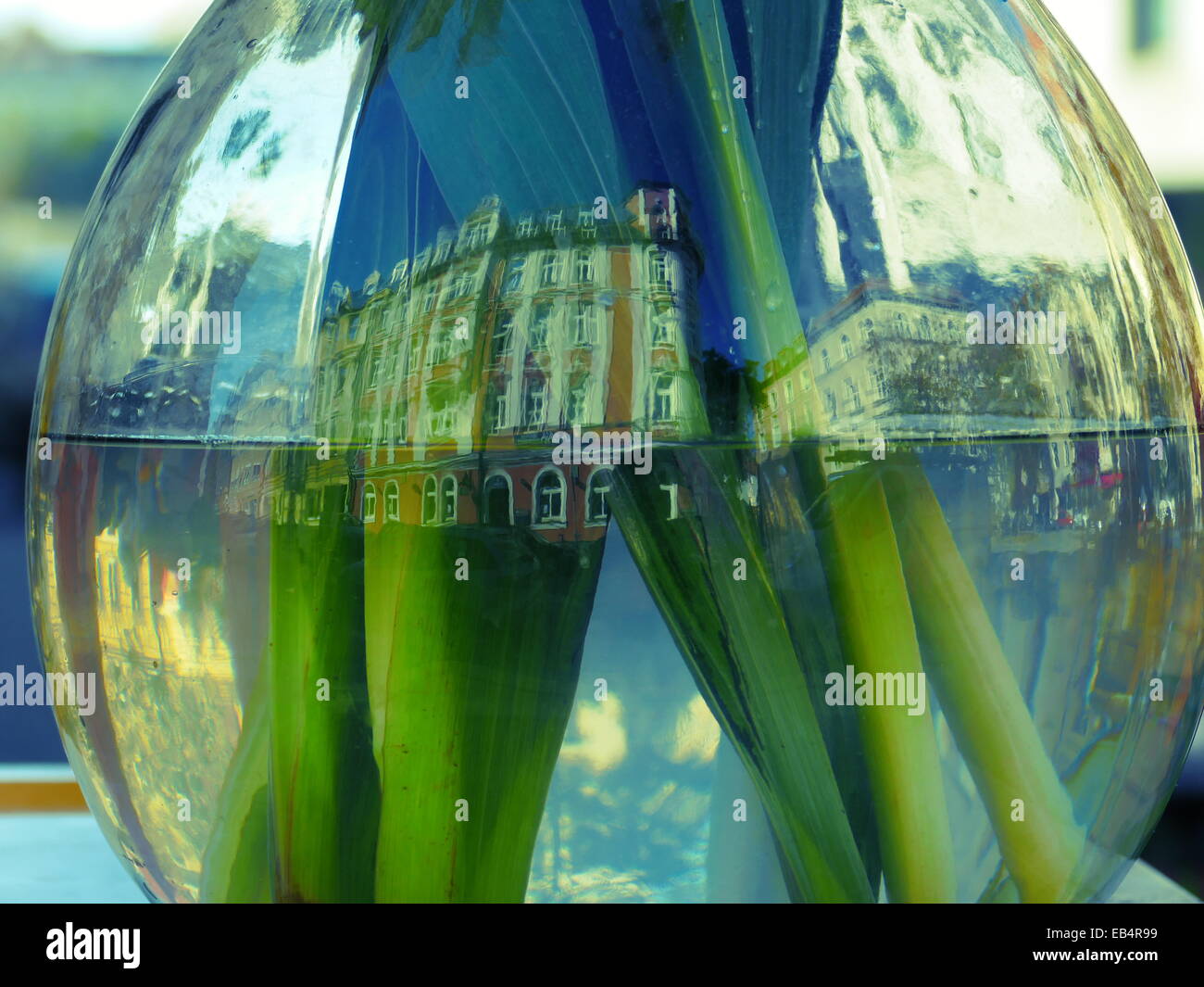 Flower vase hires stock photography and images Alamy