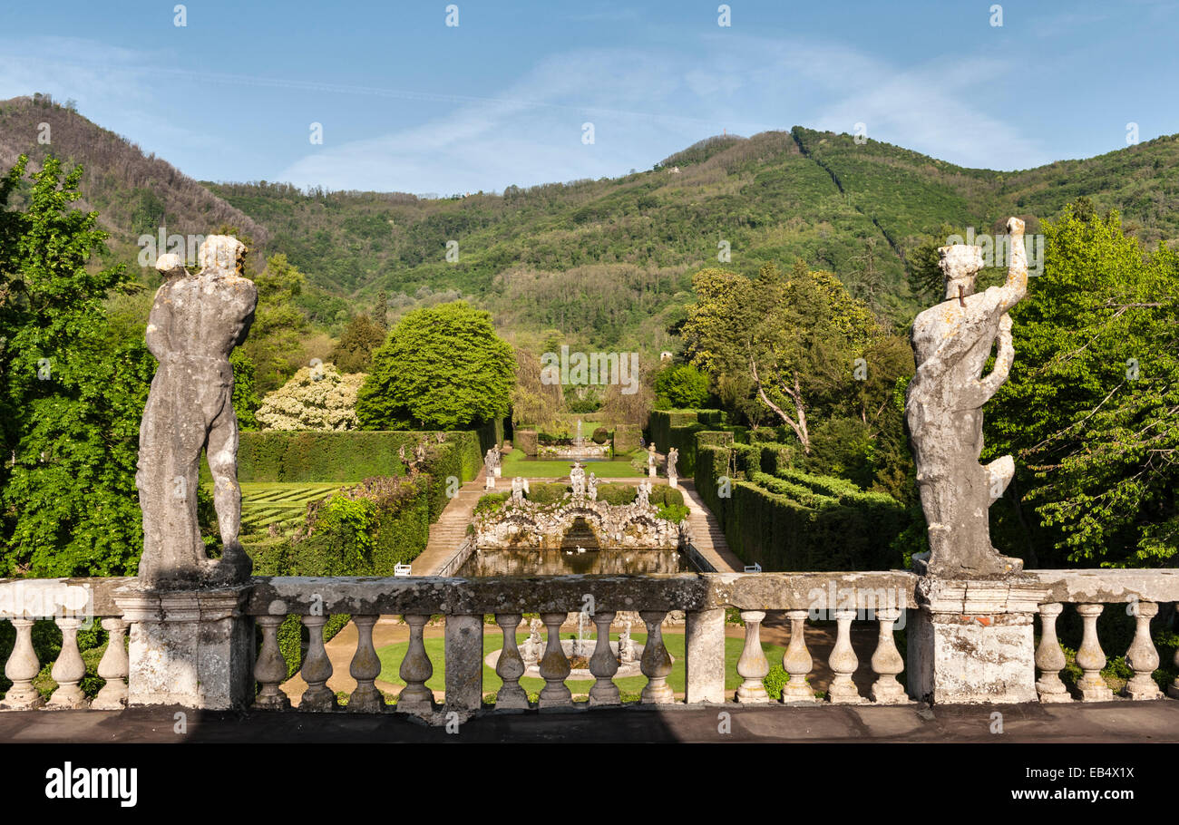 Villa Barbarigo Pizzoni Ardemani, Valsanzibio, Italy. View of the garden  and the Euganean hills from the top of the watergate Stock Photo - Alamy