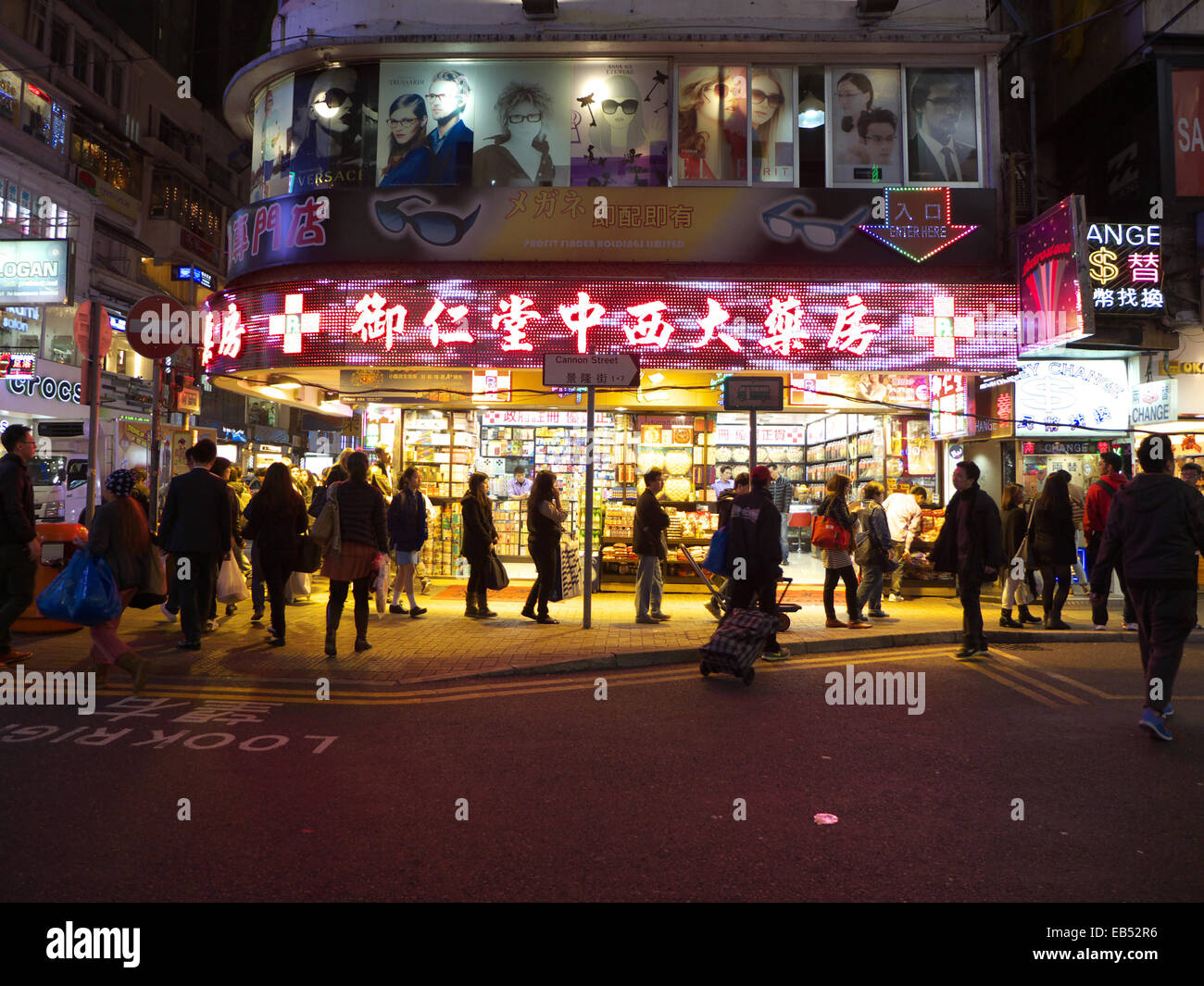 China Hong Kong Causeway Bay Rushhour passengers wait for bus Stock Photo