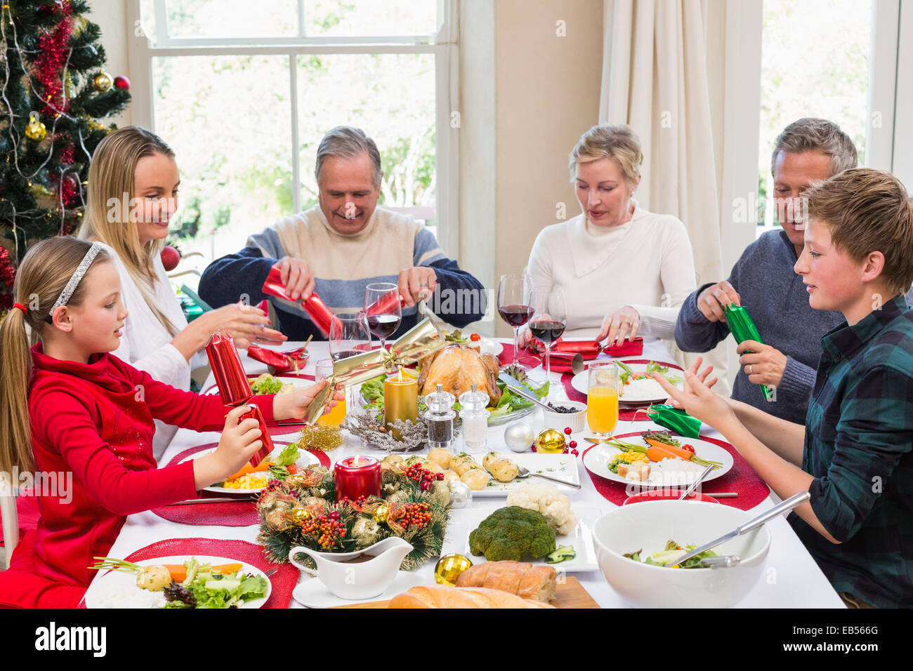 Круглый стол год семьи. Семья за новогодним столом. Новогодний стол семья. Семейный обед. Семья за круглым столом.
