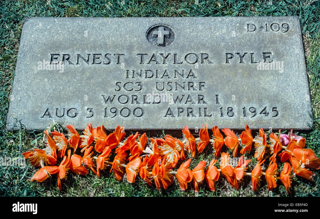 A flower lei brightens the grave of famed World War II newspaperman Ernest (Ernie) Pyle, who died in 1945 and is buried in Honolulu, Hawaii, USA. Stock Photo