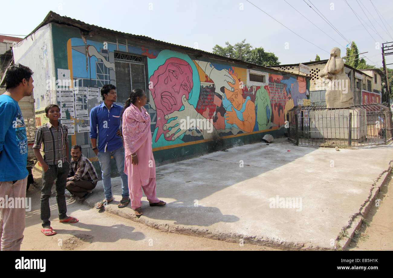 Residents of the J.P. Nagar Slum stands at a statue and painting which commemorates the Bhopal disaster in 1984 in Bhopal, India, 28 October 2014. It was the worst industrial accident of all time, 30 years ago an explosion at a pesticide plant released tons of highly toxic methyl isocyanate (MIA) killing thousands of people in Bhopal, India. Photo: DOREEN FIEDLER/dpa Stock Photo