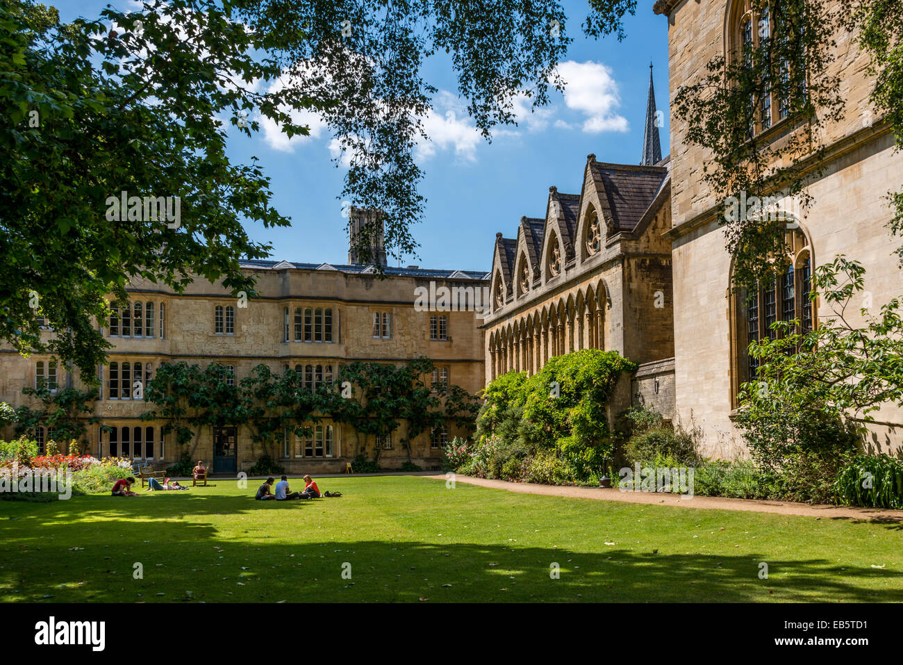 The Fellows' Garden of Exeter College is flanked by the college library designed by Sir George Gilber Scott, the Divinity School Stock Photo