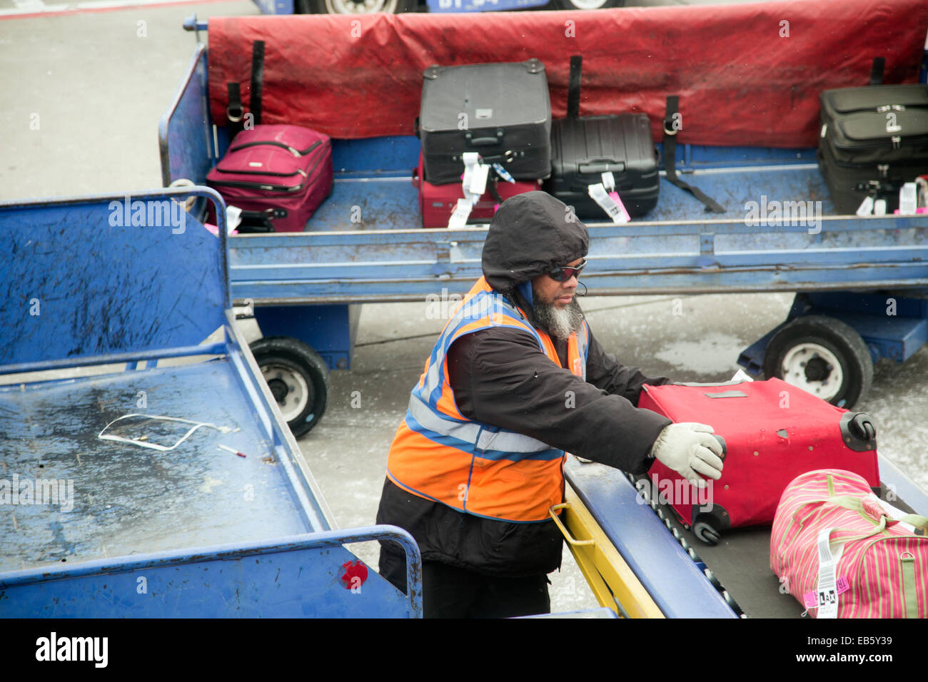 Airport baggage conveyor hires stock photography and images Alamy