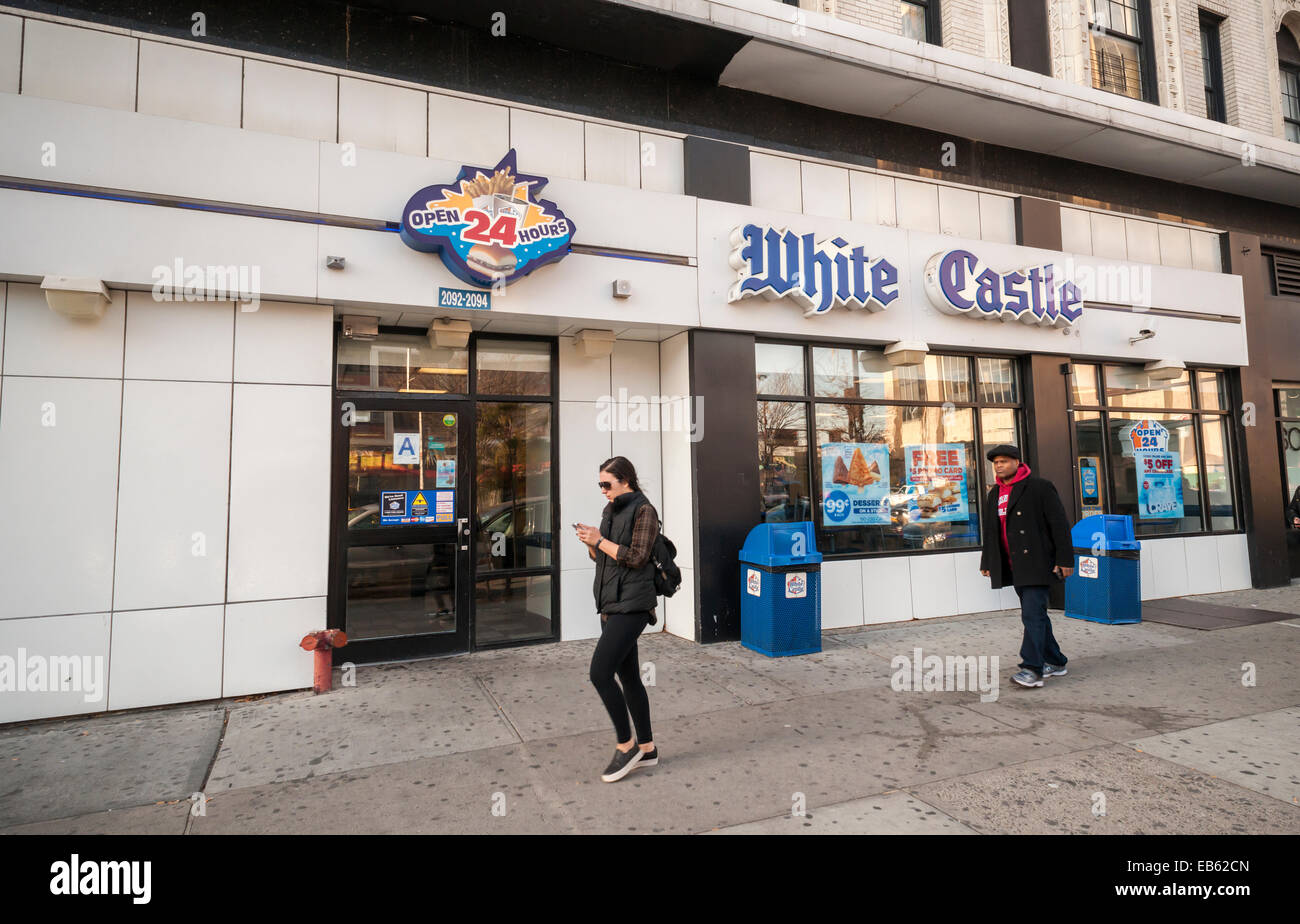 White Castle hamburger restaurant in Harlem in New York on Sunday, November 23, 2014. (© Richard B. Levine) Stock Photo