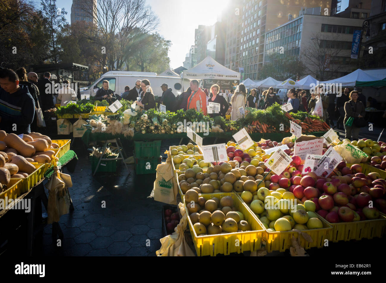 Shoppers a farm stand at the Union Square Greenmarket in New York on Monday, November 24, 2014.   (© Richard B. Levine) Stock Photo