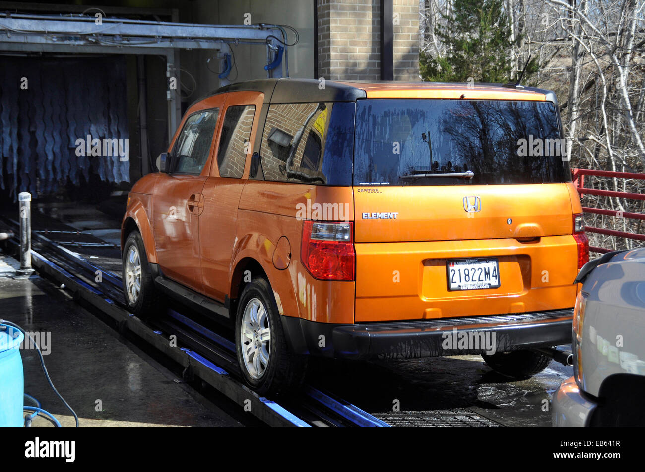 Honda Element at a car wash in Lahnam, Maryland Stock Photo Alamy