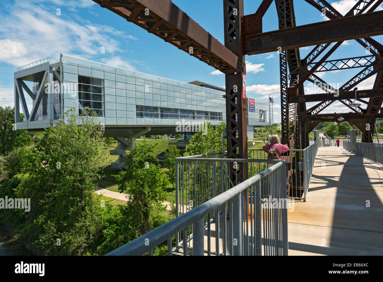 Arkansas, Little Rock, William J. Clinton Presidential Library & Museum, Rails to Trails bridge over Arkansas River Stock Photo