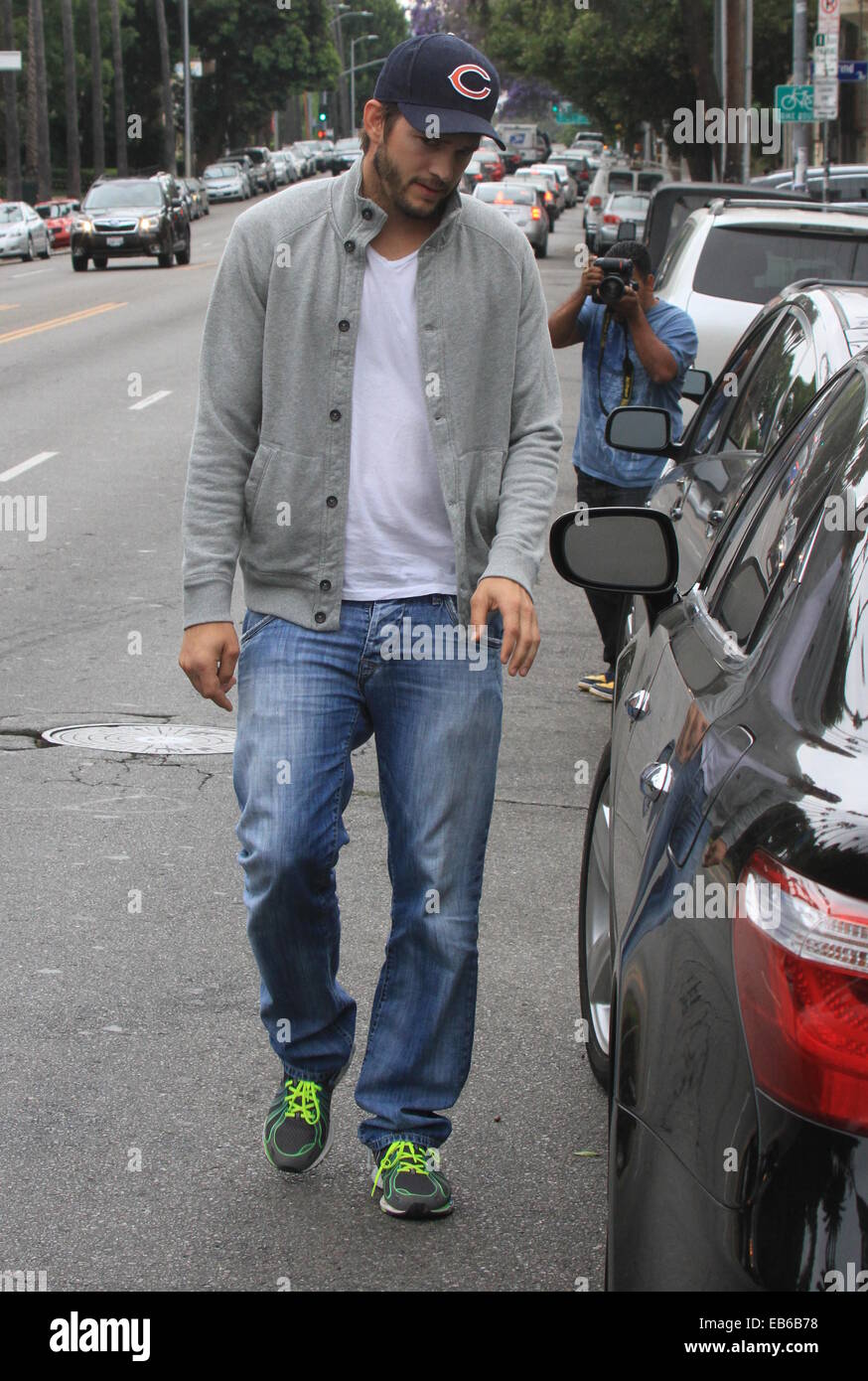 Ashton Kutcher and Mila Kunis return to their car after dining at a