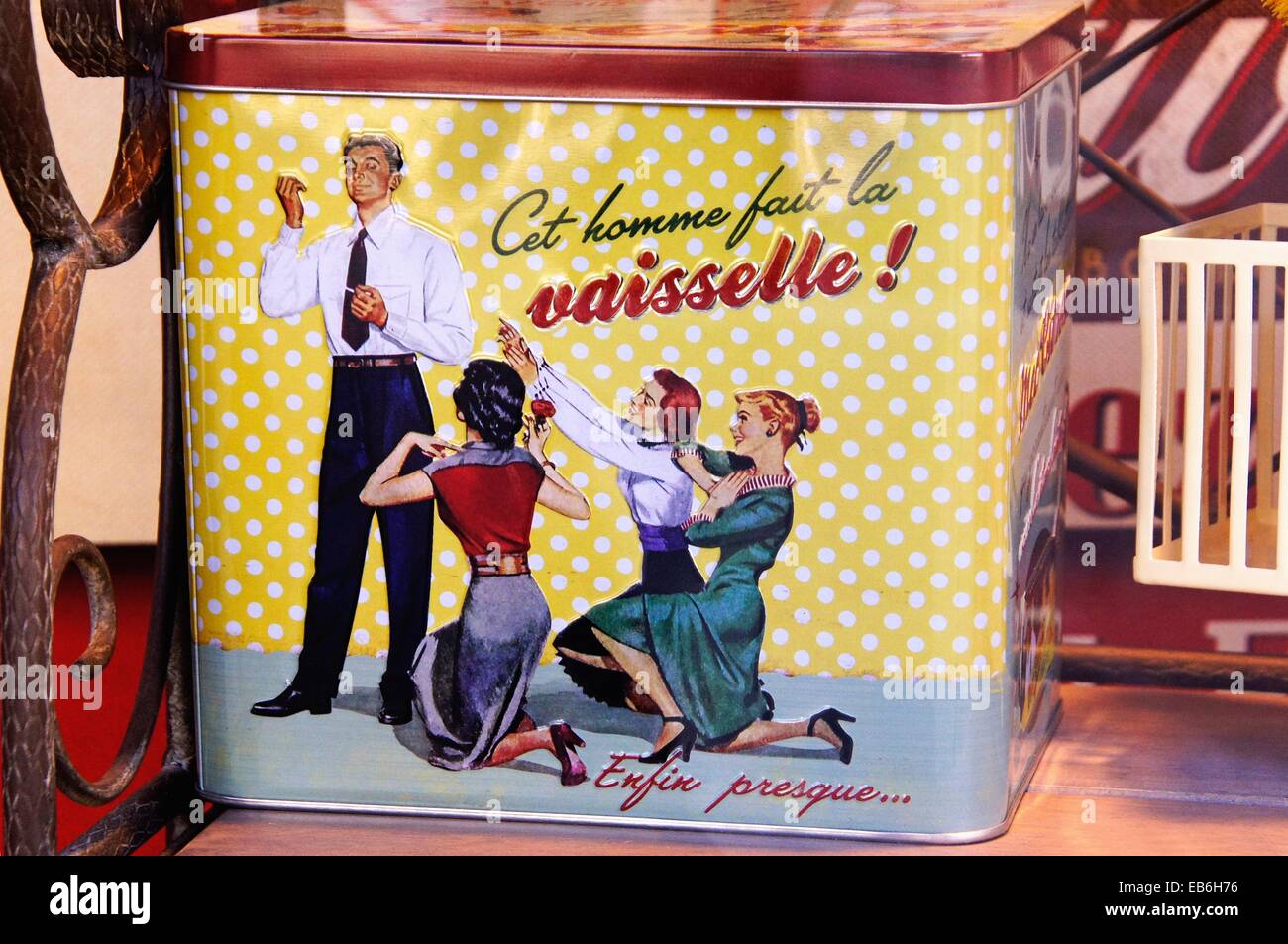 ´Cet homme fait la vaisselle!´  (This man does the washing-up!.), kitchen box from 1950´s, France Stock Photo
