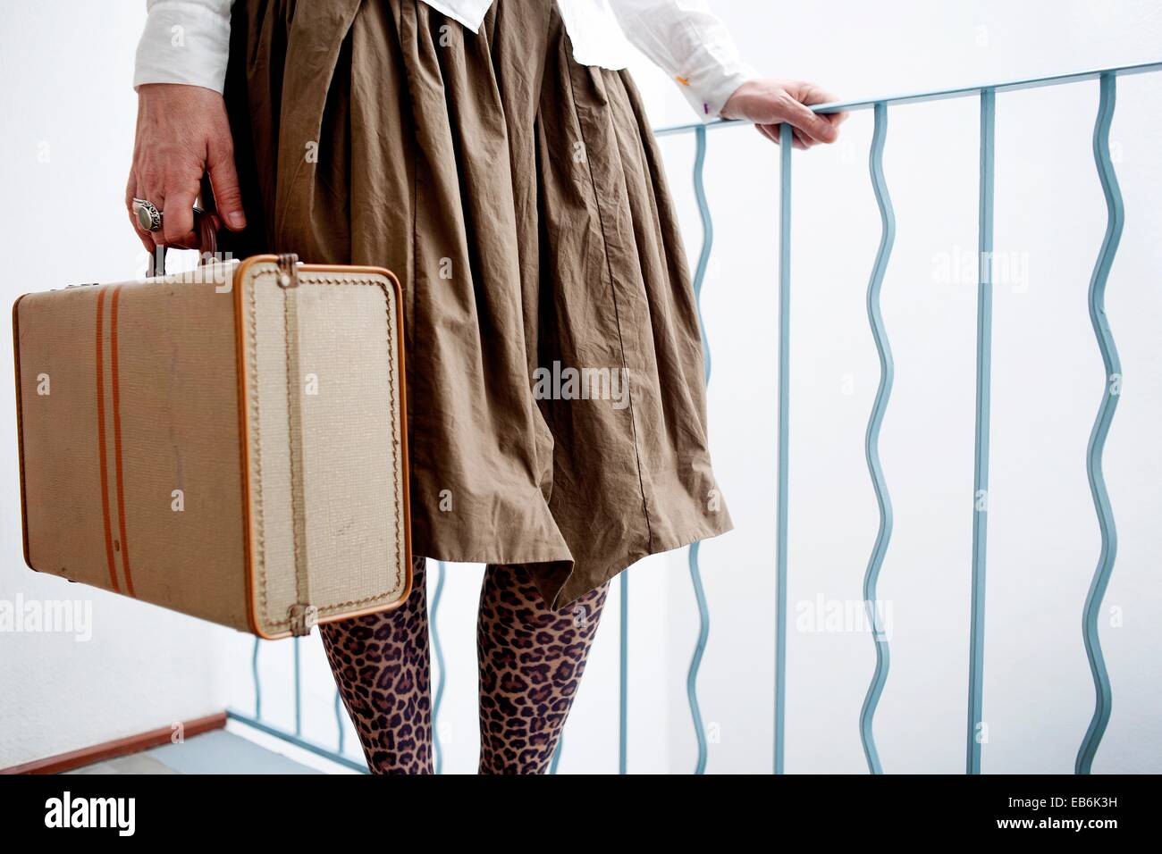 mujer con maleta esperando, waiting woman with suitcase Stock Photo - Alamy