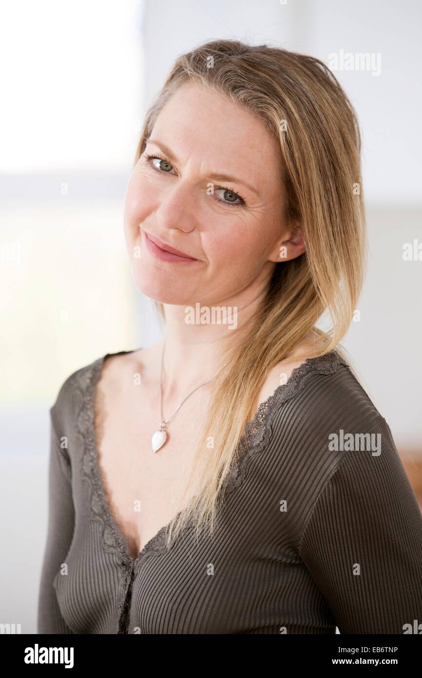 Portrait of a woman in her mid thirties Stock Photo - Alamy