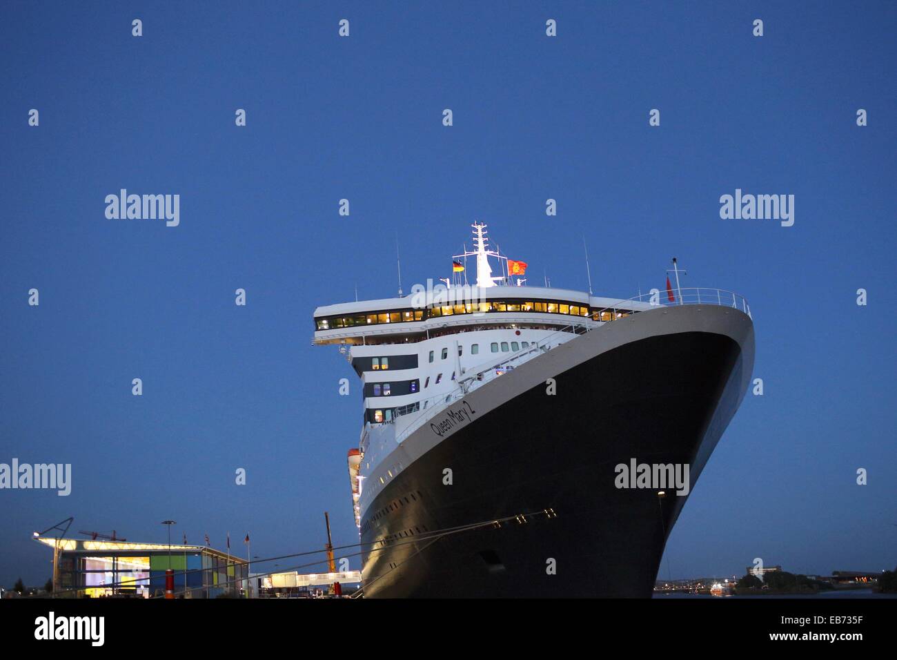 Queen Mary 2 Hamburg Germany Europe Stock Photo Alamy queen-mary-2-hamburg-germany-europe-stock-photo-alamy
