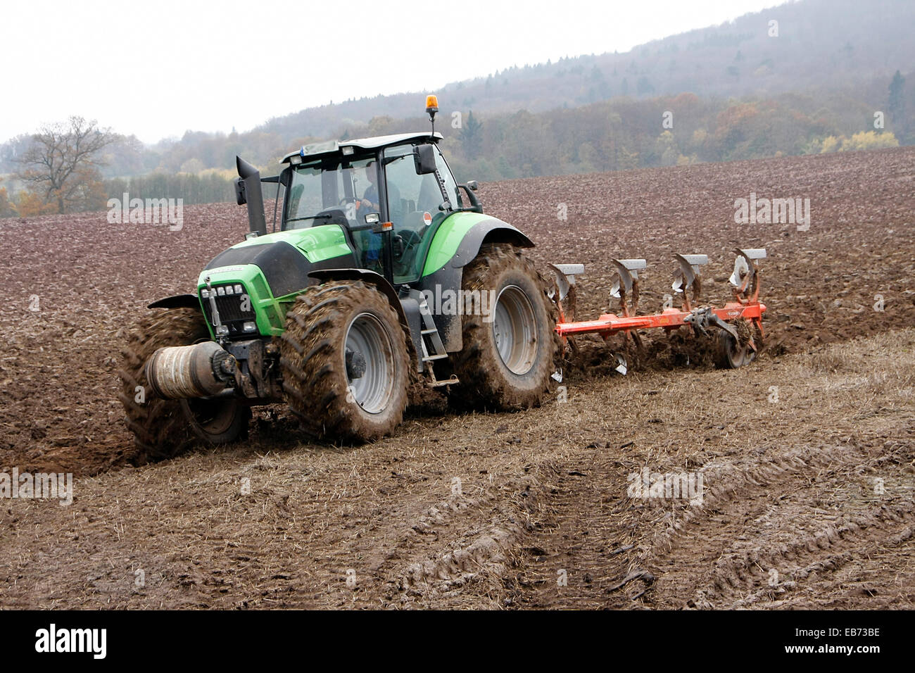 Plowing a field in Reichenhausen in the Biosphere Reserve of rhoen. Processing of agricultural land takes place in this environment in terms of conservation and sustainability. Photo: Klaus Nowottnick Date: 11/04/2014 Stock Photo