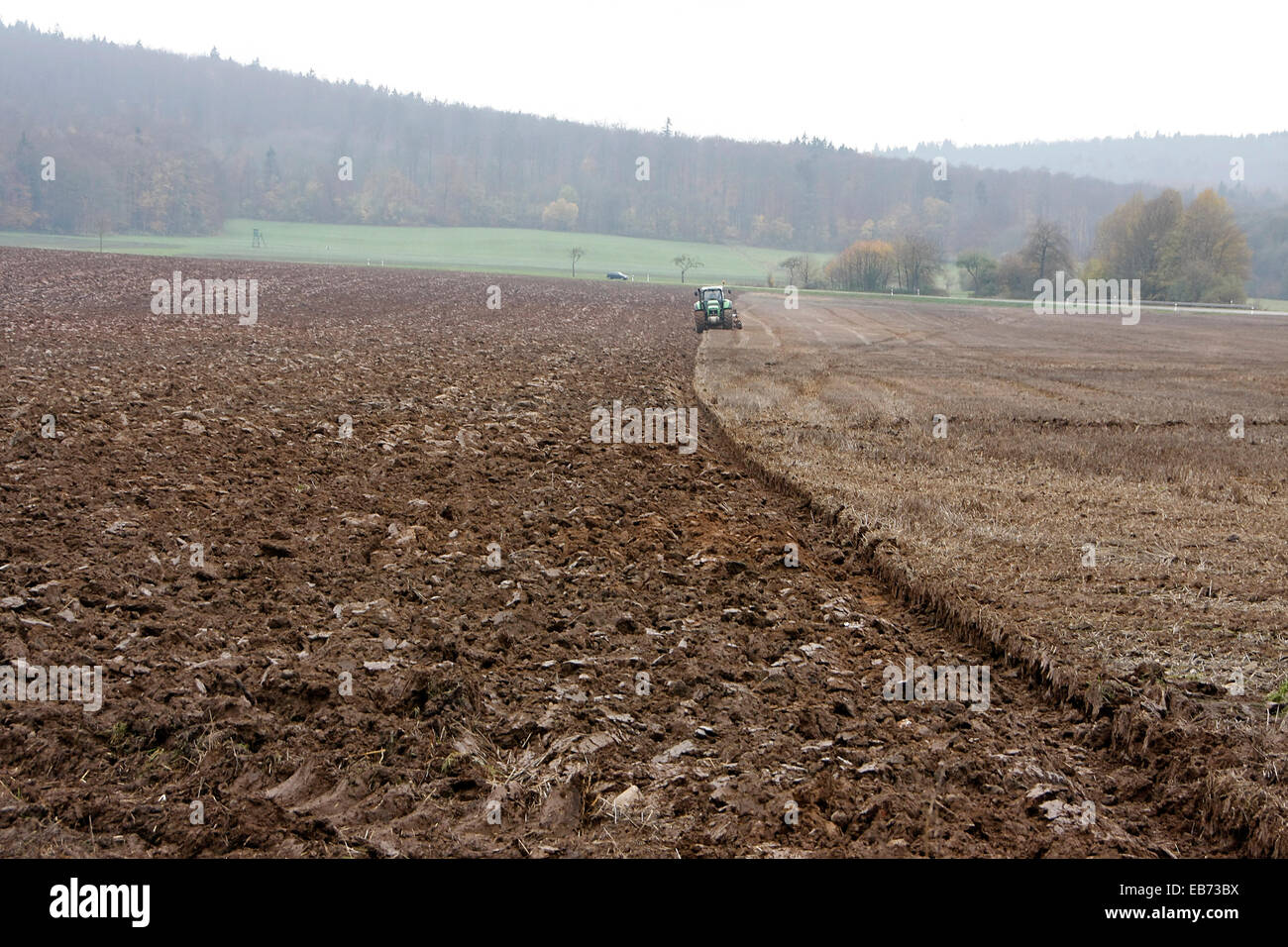 Plowing a field in Reichenhausen in the Biosphere Reserve of rhoen. Processing of agricultural land takes place in this environment in terms of conservation and sustainability. Photo: Klaus Nowottnick Date: 11/04/2014 Stock Photo