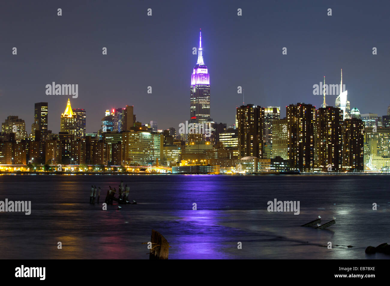 Manhattan'S Empire State Building with skyline and East River by night ...