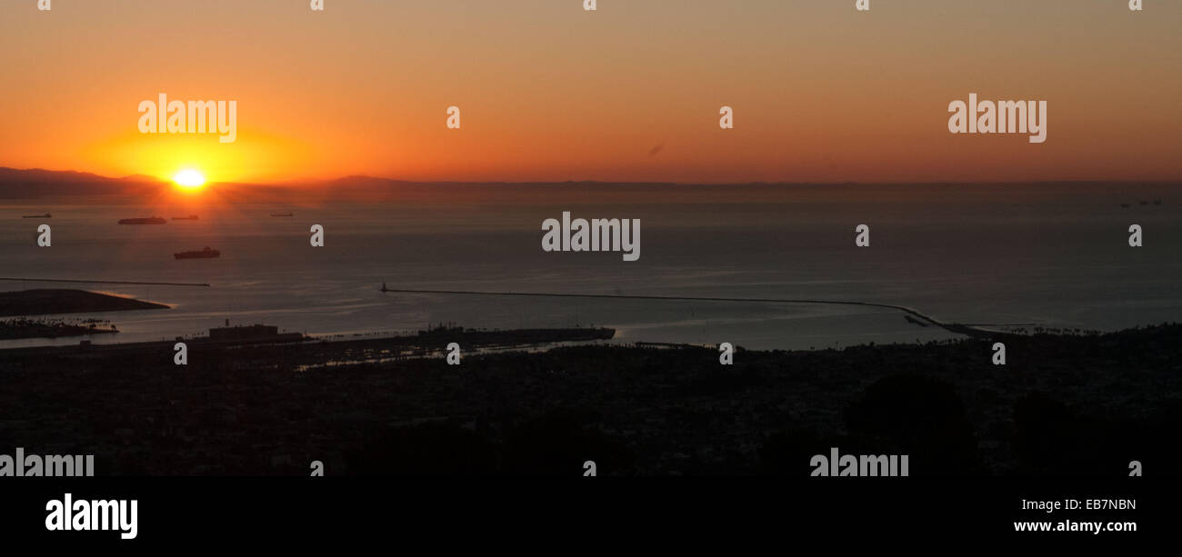 Los Angeles, California, USA. 27th November, 2014. Thanksgiving sun rises over L.A. Harbor and shines down on San Pedro, California. Credit: Brent Clark/Alamy Live News Stock Photo