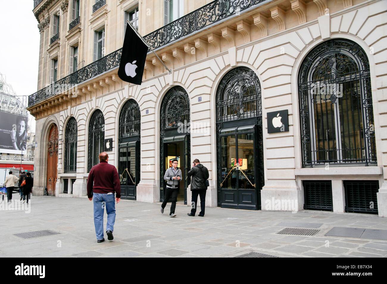 People passing the Apple Store in the Opera Area, Paris, France Stock Photo  - Alamy