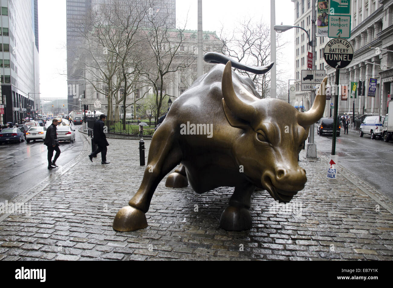 Charging Bull statue, Wall Street, New York City Stock Photo Alamy