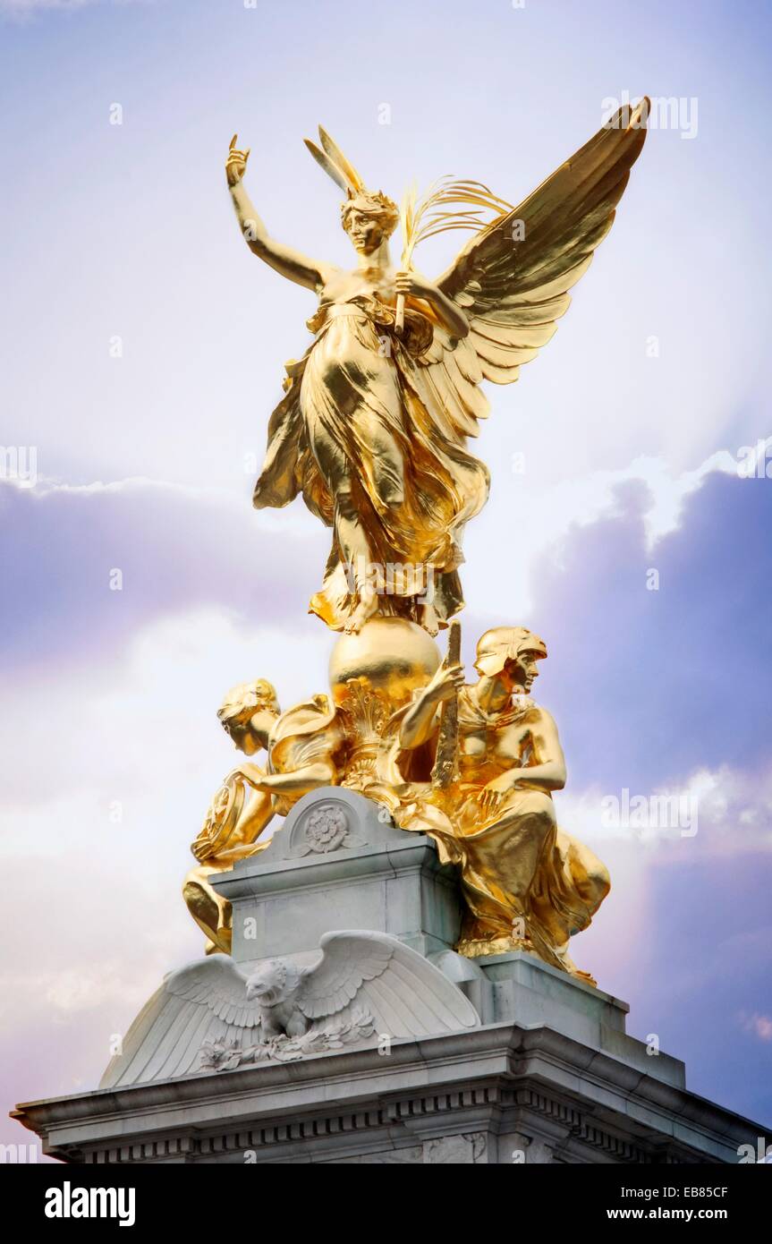 England, London, Buckingham Palace, Queen Victoria Memorial, Nike statue  Goddess of Victory Stock Photo - Alamy