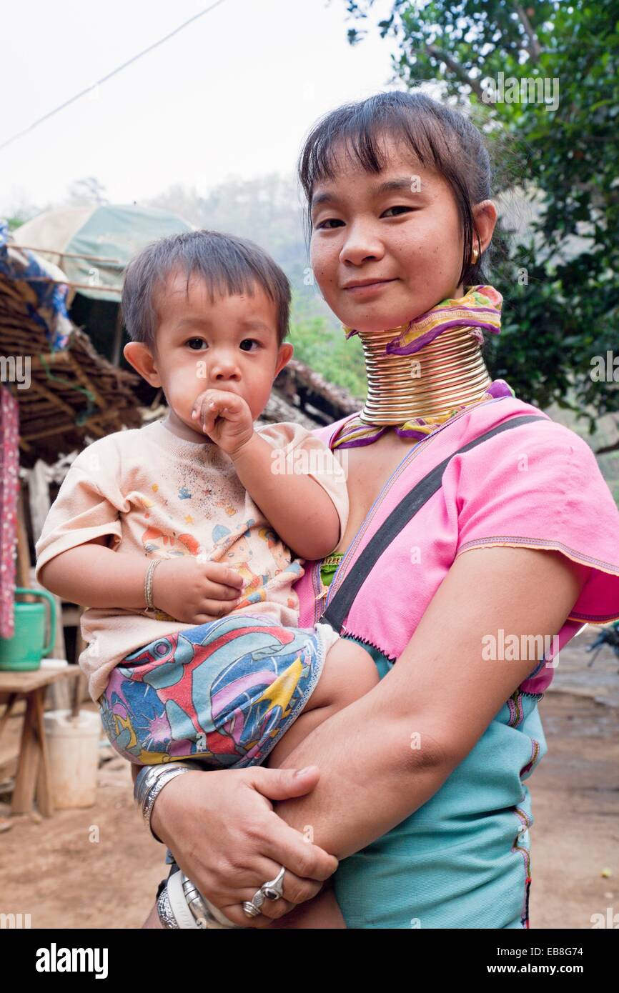 Woman from the Kayan minority group with her young child, Huai Seau Tao, Mae Hong Son Province, Thailand Stock Photo
