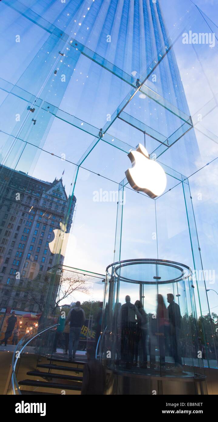 O logotipo da apple store na entrada da fifth avenue em nova york