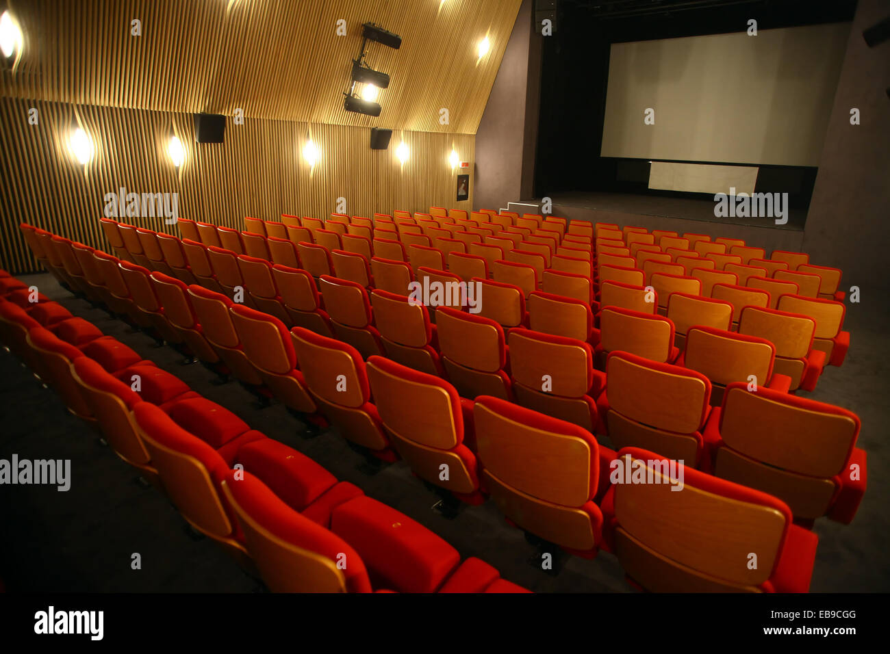 Cinema screen red seats hi-res stock photography and images - Alamy