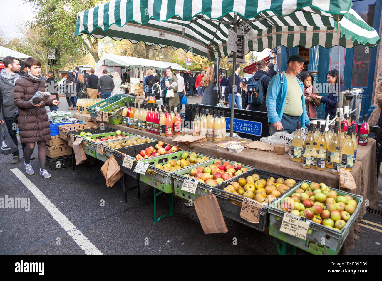 Fresh fruit and juice vendor in Broadway Market in Hackney, London Stock Photo