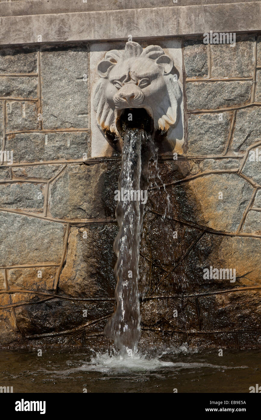 Lion head fountain hi-res stock photography and images - Alamy